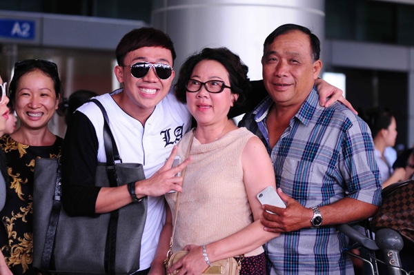 Trấn Thành được ba mẹ ra tận sân bay đón sau chuyến lưu diễn dài ngày.