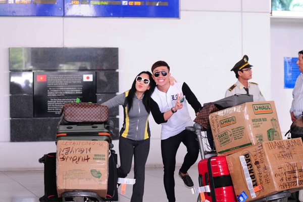 Vừa xuất hiện tại khu vực cổng, hai nghệ sĩ đã có những biểu cảm vô cùng hài hước.