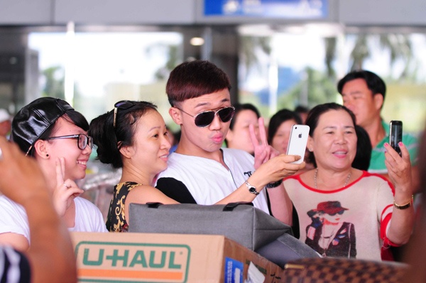 Trấn Thành trong vòng vây người hâm mộ.