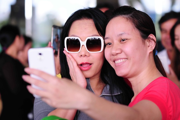 Việt Hương chụp ảnh tự sướng cùng fan.