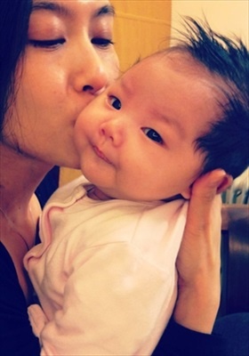 Cô công chúa bé nhỏ của Chu Ân. Tuy nhiên, do chồng cô bị dính tới nghi án phạm pháp, nên sau khi sinh con, Chu Ân đã quay trở lại công việc.