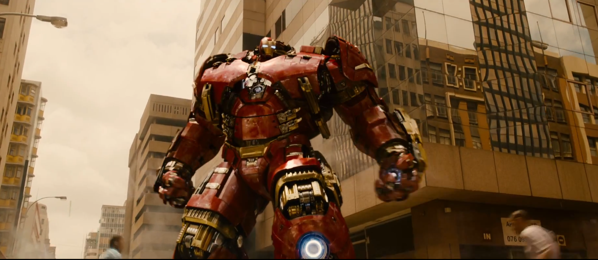 Khoảnh khắc Tony Stark bị Thor nắm cổ và bộ giáp Hulkbuster xuất hiện.