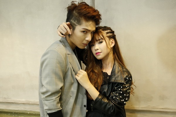 Khoi My va ban trai tin don tro tai hat tieng Han hinh anh