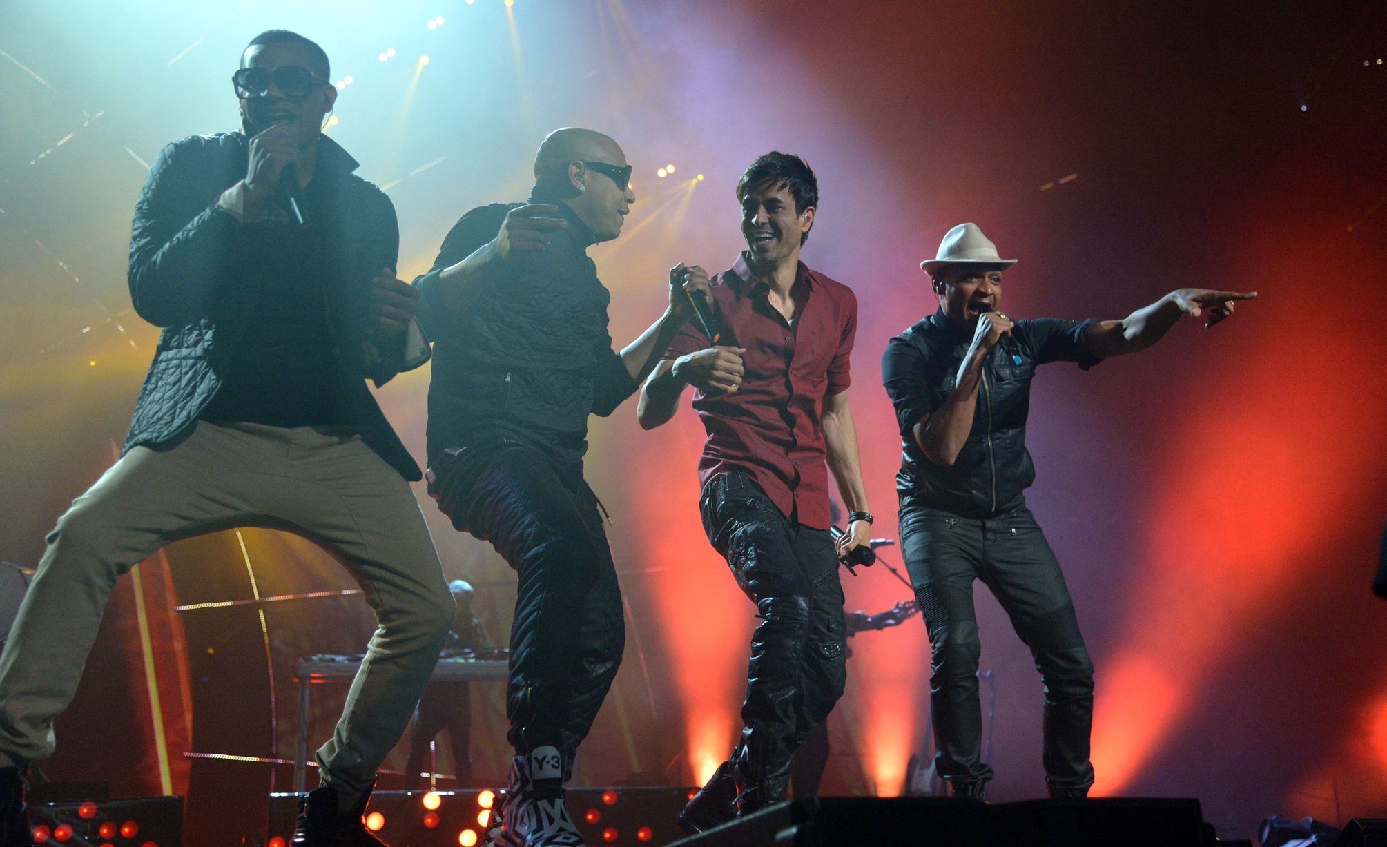 Nhóm U2 và Enrique Iglesias đem tới cho khán giả MTV EMA nhiều cảm xúc.
