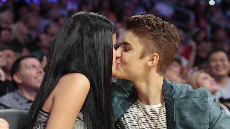 Justin Bieber ngung theo doi Selena Gomez tren Instagram hinh anh