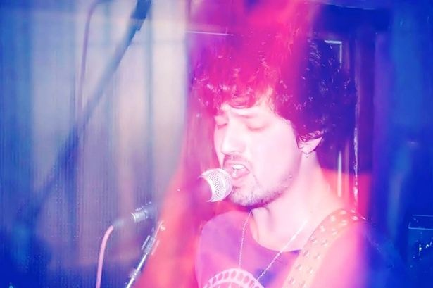 Ca si nhac rock dot tu vi micro ro dien hinh anh