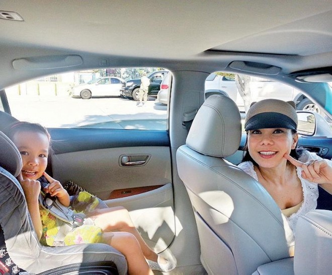 Việt Hương bên cạnh cô con gái Phương Vy.