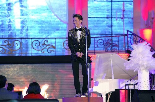   Mr Đàm cũng bán đấu giá thành công viên đá quý 60 ca-ra có màu hồng tím, nạm vàng và kim cương với mức giá khởi điểm là 80 triệu đồng.