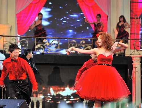 Tổ hợp bao gồm dàn vũ công, cảnh trí đạo cụ, dàn hợp xướng… sẽ dẫn dắt khán giả đi qua từng cung bậc cảm xúc.  Thương hoài ngàn năm 2 sẽ là chương trình âm nhạc nghệ thuật đỉnh cao, dẫn dắt khán giả mộ điệu quay về với một Sài Gòn xưa vào những thập niên 50 – 70