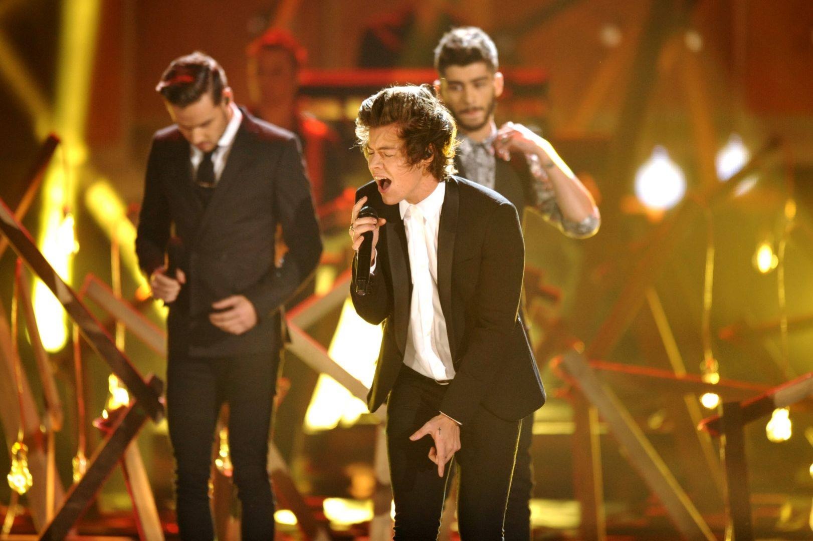 Harry Styles bi nem giay vao vung kin hinh anh