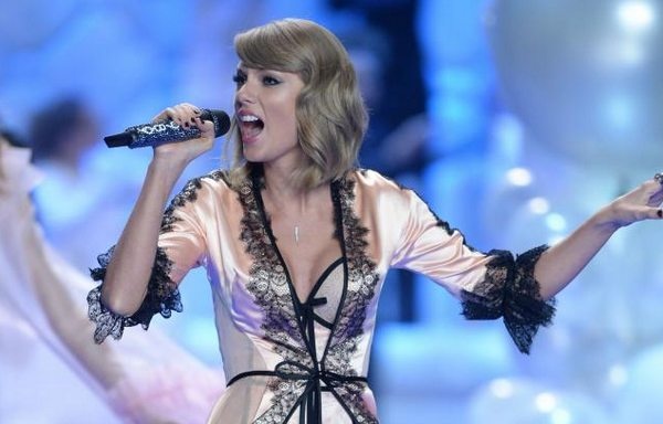 Taylor Swift boc lua tren san khau Victoria's Secret 2014 hinh anh