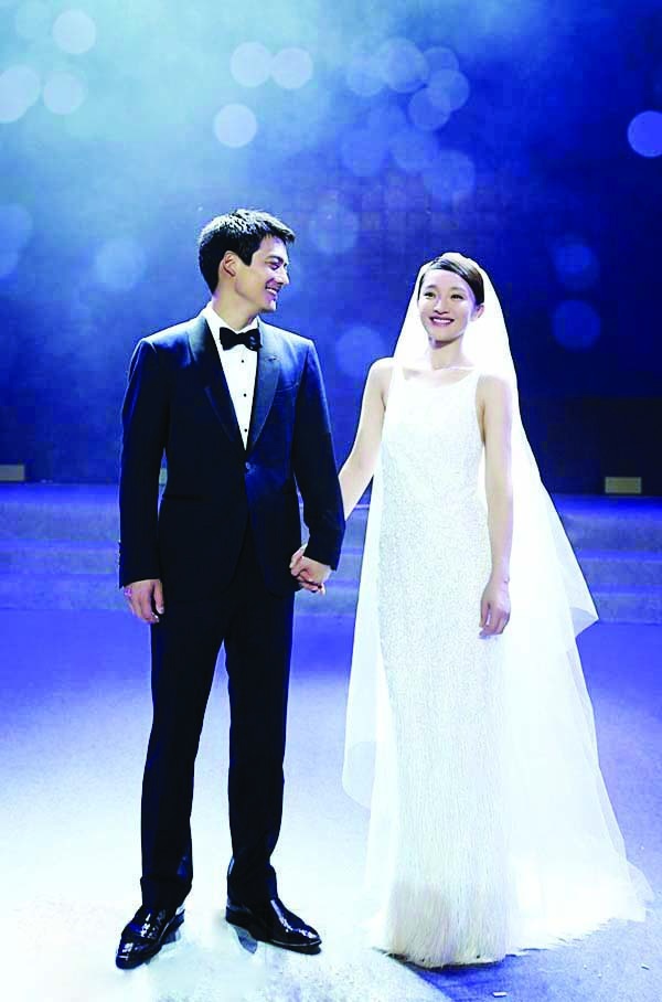Châu Tấn gây bất ngờ khi tuyên bố cưới trên sân khấu.