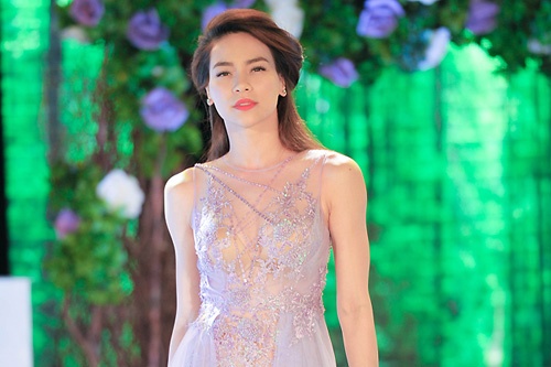 Khi xuất hiện tại Gala Nhạc Việt trước đó vào tháng 1, người đẹp dịu dàng hơn với đầm đính hạt từ chất liệu xuyên thấu.