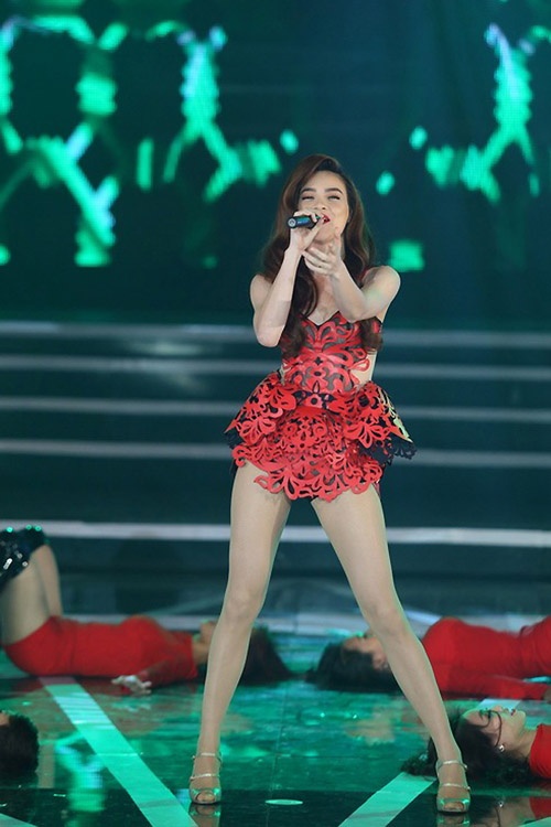 Một mẫu váy 3D quyến rũ khác của Hà Hồ khi biểu diễn tại chung kết Miss Ngôi sao.