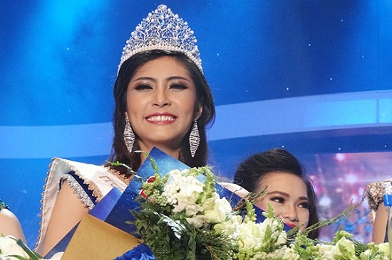 Gương mặt Đặng Thu Thảo khá già dặn với các đường nét thô cứng.