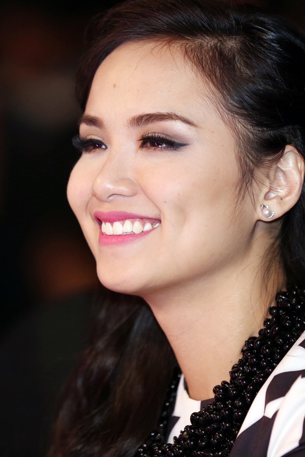 Suốt cuộc thi, đôi mắt Diễm Hương đỏ ngầu, rớm nước dù cô cố gắng cười.