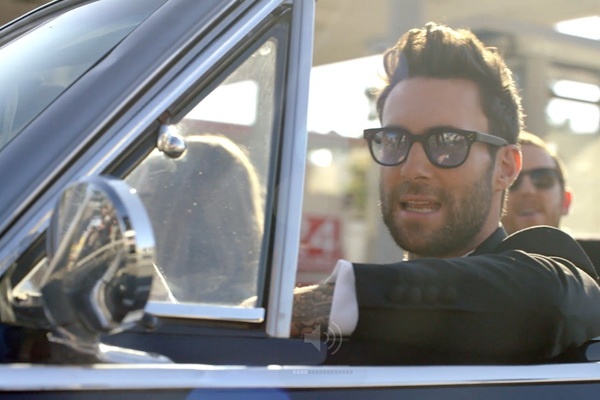 Maroon 5 pha dam hang loat dam cuoi cho MV moi hinh anh