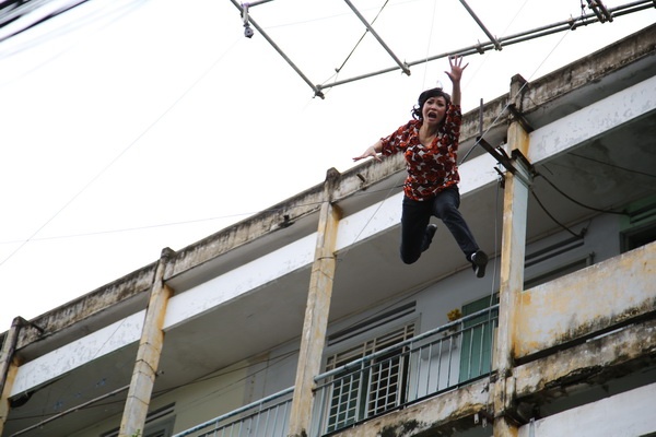 Phuong Thanh nhay xuong tu tang nam de cau like Facebook hinh anh