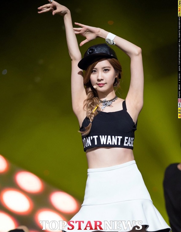 Em út của SNSD - Seohyun vô tình lộ áo lót khi đang thể hiện ca khúc Holler cùng nhóm nhỏ TaeTiSeo.