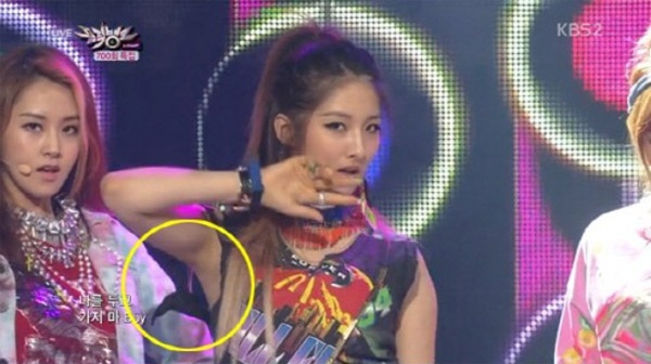 Thành viên Ji Hyun của 4minute không may tuột dây áo lót lúc đang biểu diễn trong chương trình Music Bank. Nữ ca sĩ biểu diễn khá nhiệt tình tới mức không hay biết rằng áo lót đã bị bung cúc.