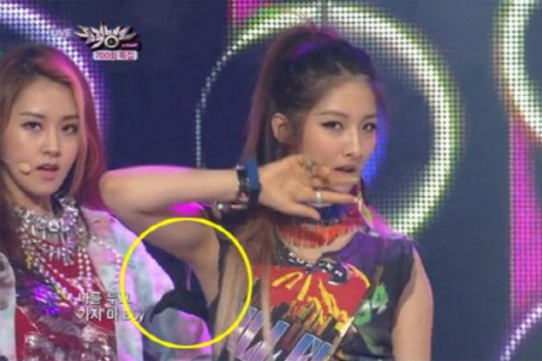 My nhan Kpop khon don vi lo noi y tren san khau hinh anh