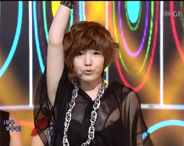 Khi cùng T-ara thể hiện ca khúc Lovey Dovey, Hwayoung đã bị lộ một phần ngực qua làn áo xuyên thấu mỏng manh. Công ty quản lý của T-ara đã lên tiếng ngay sau đó và cho biết Hwayoung vô cùng sốc, bất ngờ trước sự cố này.