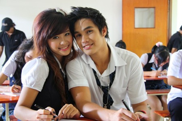  Chàng hot boy mang 2 dòng máu Việt Pháp tiếp tục hóa thân thành nam sinh điển trai trong phim truyền hình “Thứ 3 học trò”, đóng cùng các cô nàng nổi tiếng như Đông Nhi, Angela Phương Trinh.