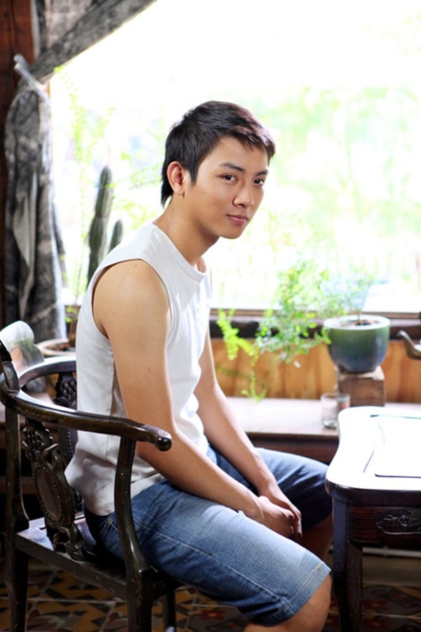  Trong bộ phim dài 90 phút mang tên “Những con búp bê”, chàng ca sĩ trẻ Hoài Lâm đóng vai Bình, một chàng trai đang ôn thi đại học.