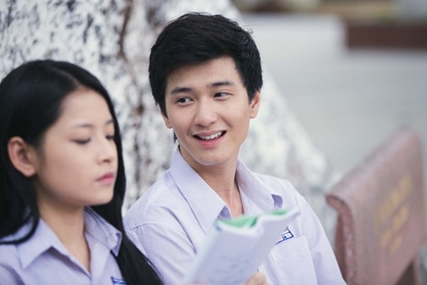  Chàng hot boy Huỳnh Anh đã nhiều lần thủ vai học sinh trong đó có vai Nhân (16 tuổi) trong phim Hương ga. Nhân là một trong những tình yêu của bà trùm Hương ga lúc trẻ, do Chi Pu thủ vai.