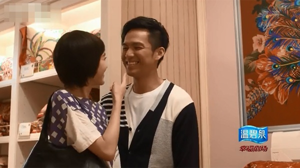 Trước khi hôn lễ diễn ra, cặp vợ chồng son đi mua bộ chăn ga mới. Trong khi Mặc Sênh liên tục chọn những màu tối, trung tính thì Dĩ Thâm lại chỉ ngay một bộ siêu màu mè.