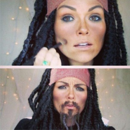 Cô gái này tạo được sự thích thú khi biến thành nhân vật cướp biển vùng Caribê.