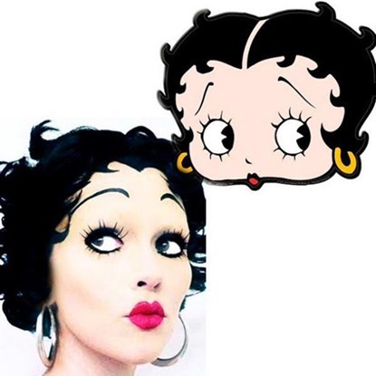 Qua những màn hóa thân đầy thuyết phục, người hâm mộ càng thêm ngưỡng mộ sự quan sát tinh tế, tài năng trang điểm của cô gái này