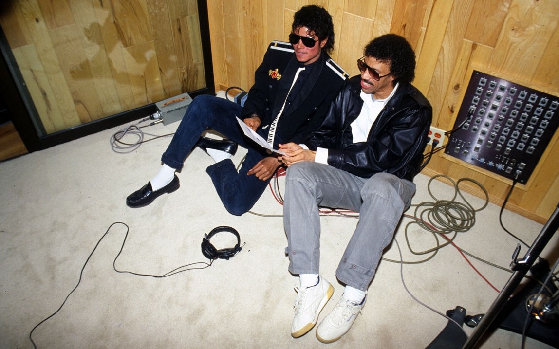 Lionel Ritchie và Michael Jackson - hai tác giả đứng phía sau We are the World.