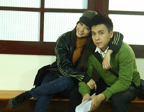 Sao Viet ung xu ra sao khi cham mat tinh cu? hinh anh