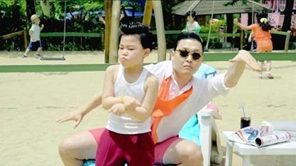 Hwang Min Woo và Psy từng bị hiểu lầm là cha con do ngoại hình giống nhau.
