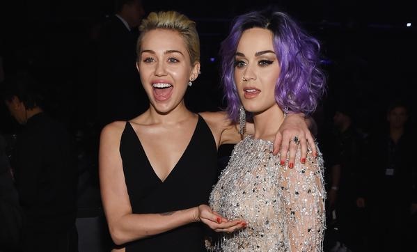 Phía sau sân khấu, Miley Cyrus và Katy Perry thân mật chào hỏi nhau. Có vẻ như họ đã quên hết những xích mích trong quá khứ.