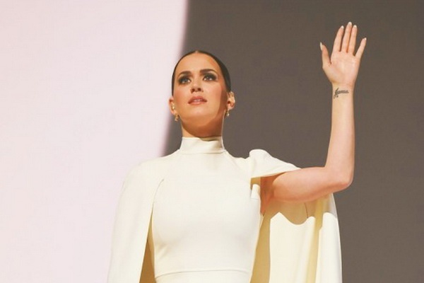 Katy Perry - 'By the Grace of God' (Live at Grammy 2015) hinh anh