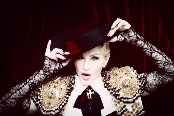 Madonna hoa than dau si bo tot trong MV moi hinh anh