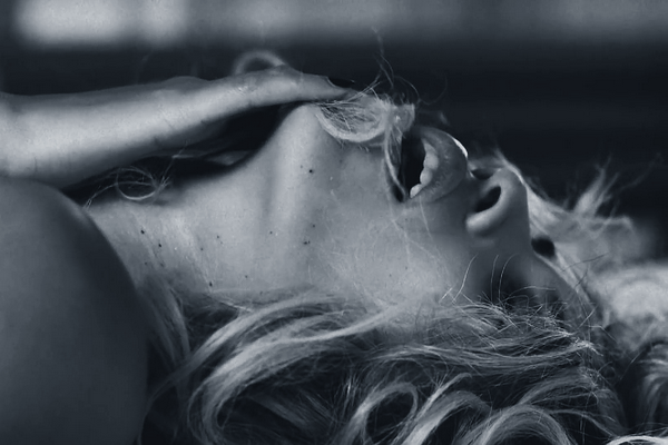 Beyonce - 'Crazy in Love (Remix 2015)' hinh anh