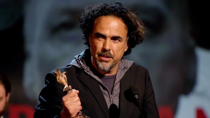 Đạo diễn Alejandro González Iñárritu trên sân khấu nhận giải Phim truyện xuất sắc của Tinh thần Độc lập lần thứ 30.