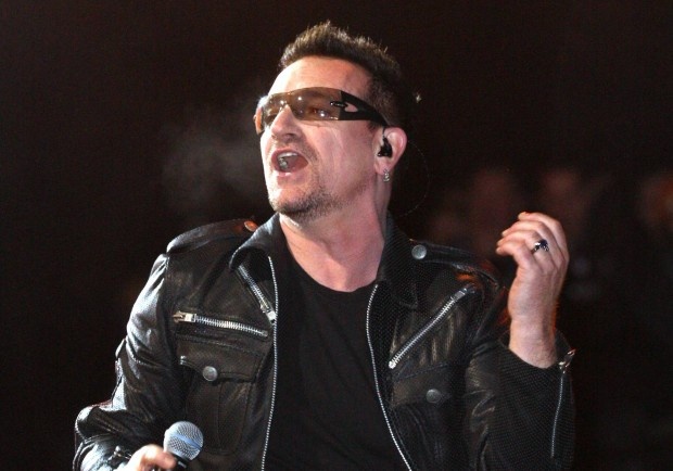 Bono (U2) nga ngua khi dang di giat lui hinh anh