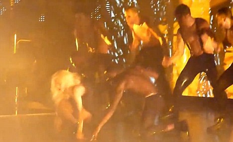 Man trinh dien ca khuc 'Teeth' dang quen cua Lady Gaga tai Canada hinh anh