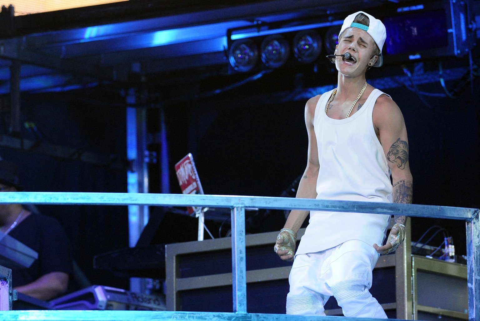 Justin Bieber nga ngua khi cao hung 'ra don' voi ban dien hinh anh