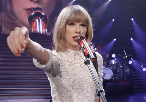 Taylor Swift nga bo chung tren san khau Ottawa, Canada hinh anh