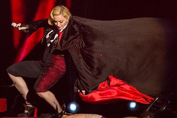 Madonna the khong mac ao choang sau cu nga ac mong hinh anh