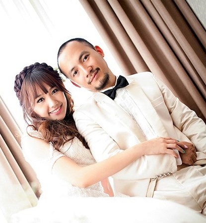 Kế hoạch kết hôn của Hari và Tiến Đạt liên tục bị dời vì nữ ca sỹ gốc Hàn bận rộn với công việc học tập và ca hát.