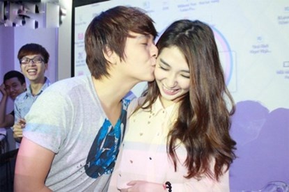 Ngô Kiến Huy công khai hôn Khổng Tú Quỳnh khi được khán giả yêu cầu.
