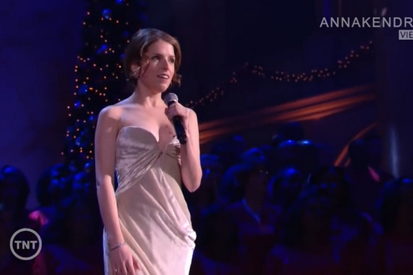 Anna Kendrick - 'Have Yourself a Little Merry Christmas' hinh anh