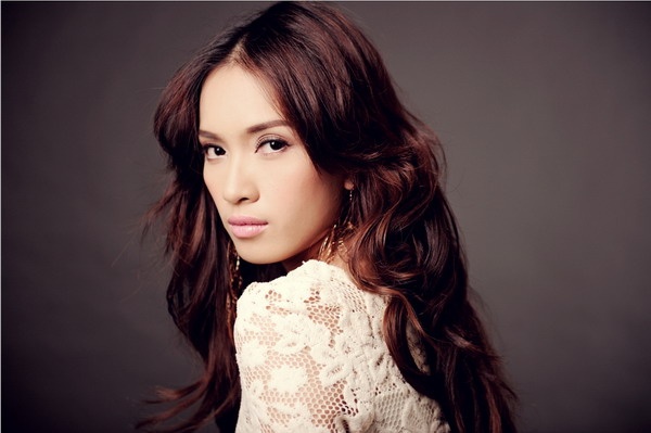 Ai Phuong tung dinh bo ca hat di lam nhan vien van phong hinh anh