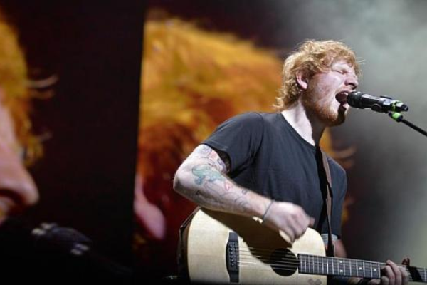 ‘Trai xau’ Ed Sheeran doc dien tren san khau Singapore hinh anh